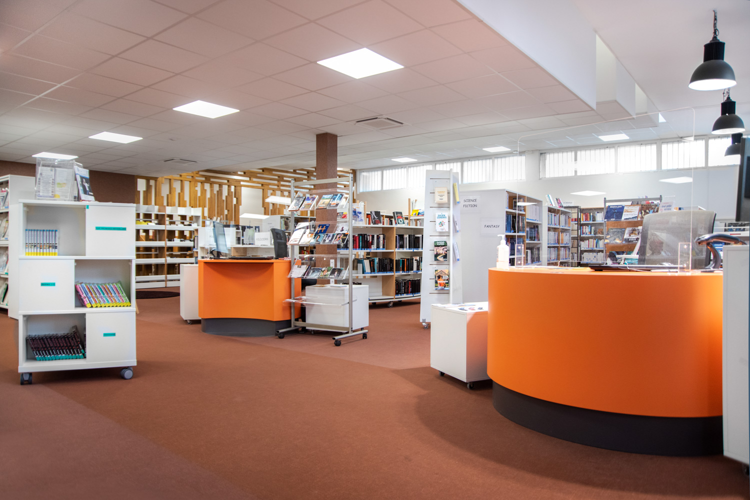 After upcycling – info pods in the middle of the library